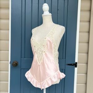 Vintage Samye lace detailing and small floral accents Women Size L